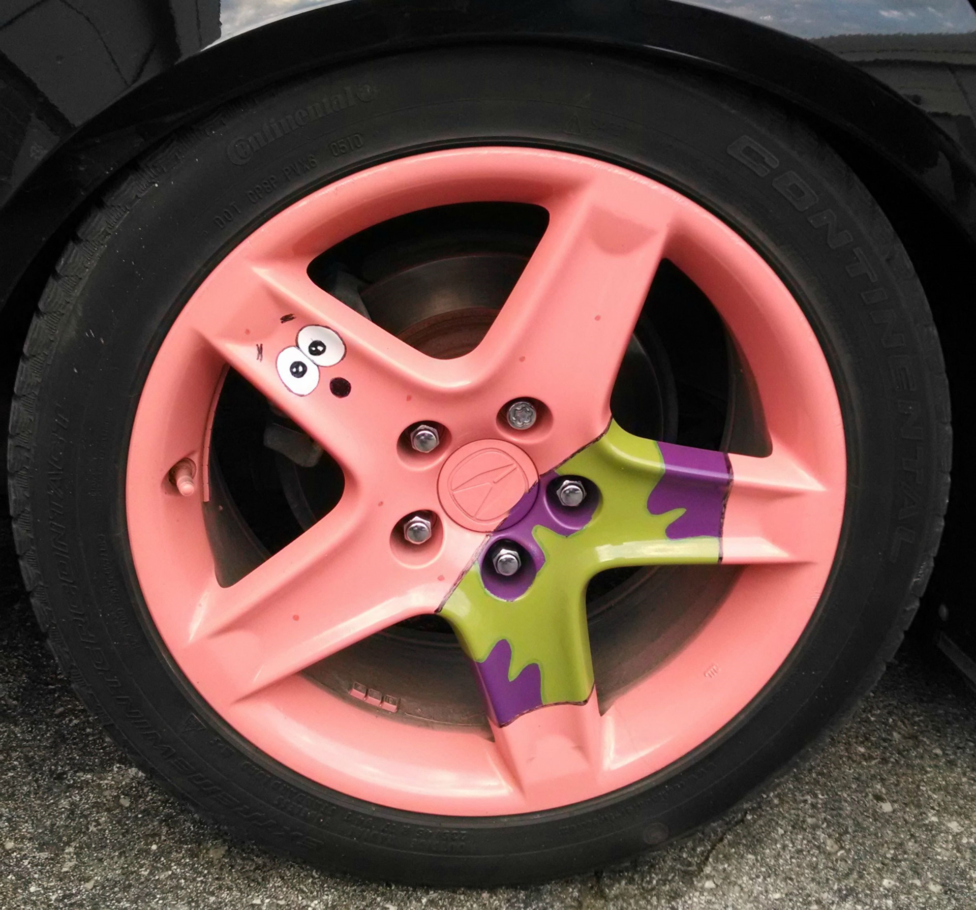 Какие диски колес лучше. Разноцветные диски на авто. Необычные колесные диски. Необычные автомобильные диски. Необычные литые диски.