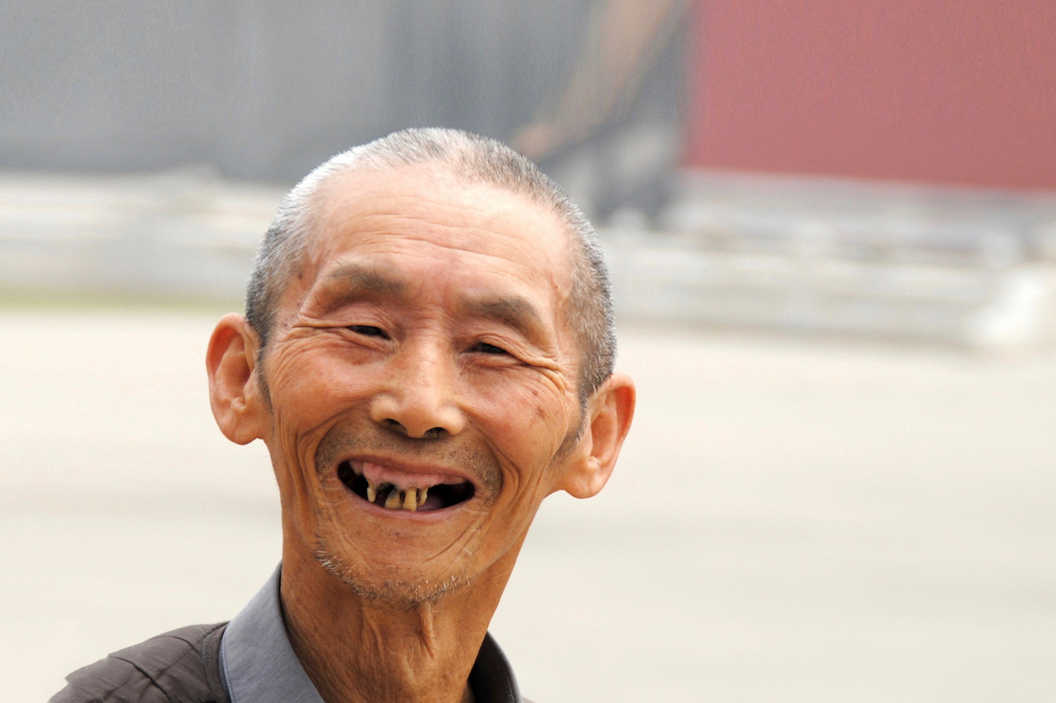Глупый китайский. Китаец улыбается. Японец улыбается. Кит улыбается.