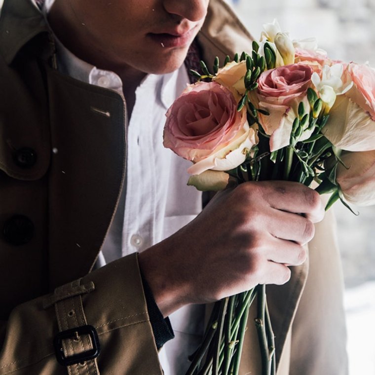 Влюбленные с цветами