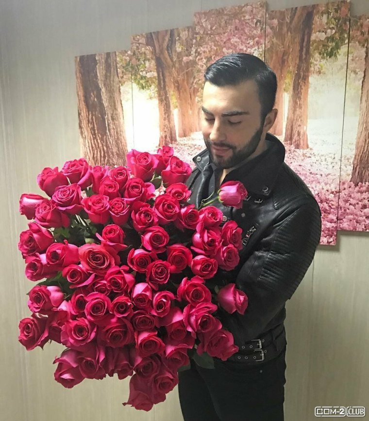 Парень с букетом роз