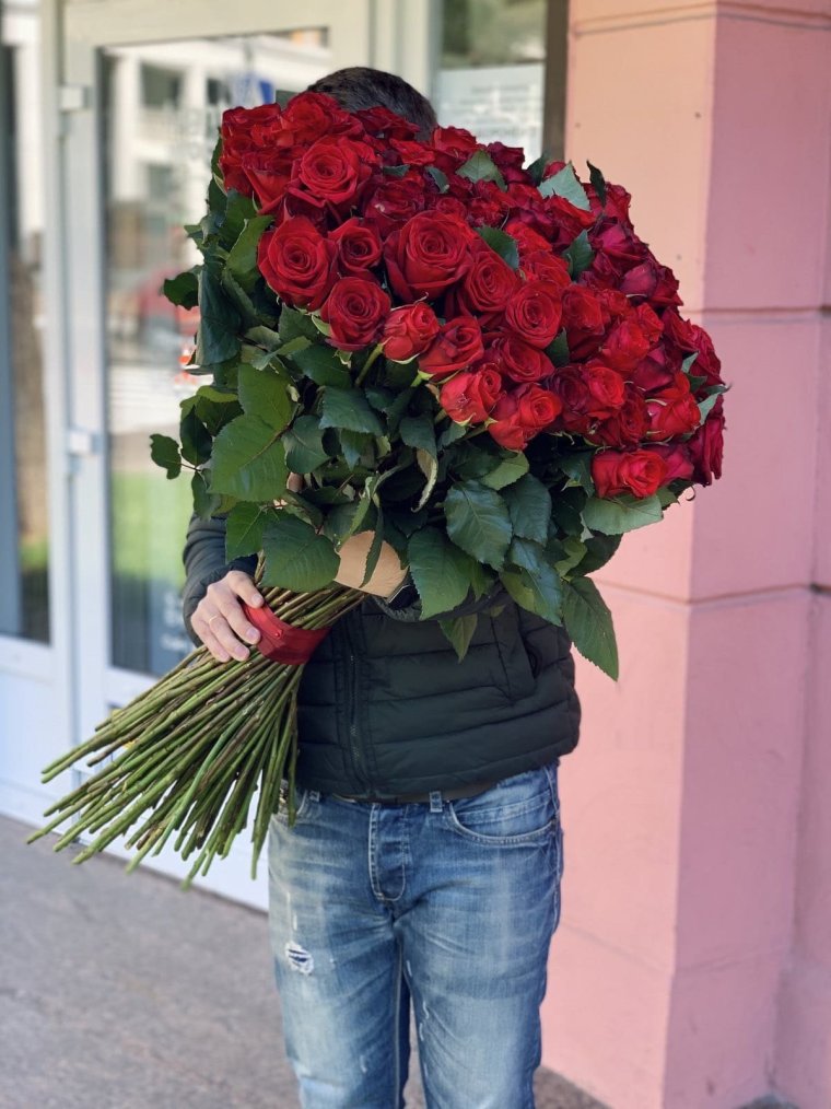 Парень дарит букет