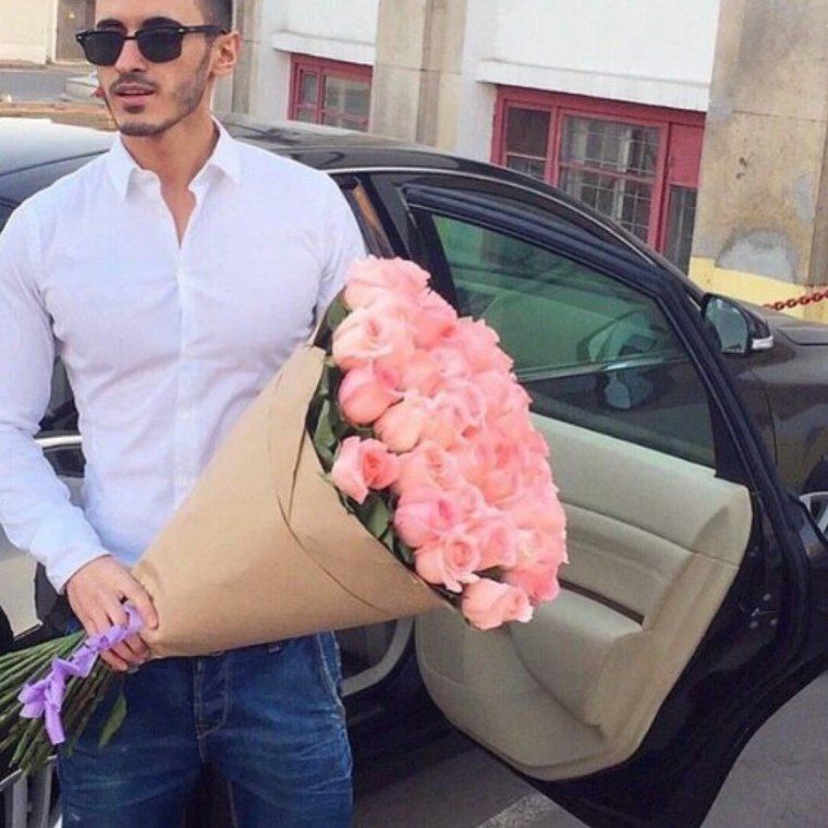 Огромный букет в руках