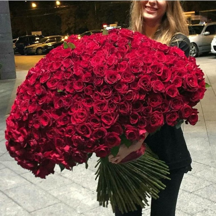 Мужчина с огромным букетом