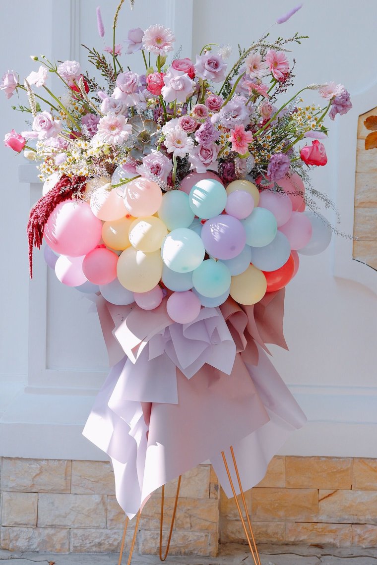 Букеты с воздушными шарами и цветами