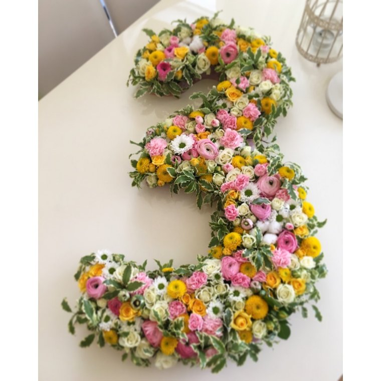 Цифры из живых цветов