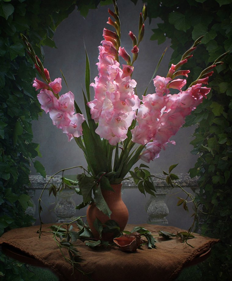 Букет с гортензией и гладиолусом