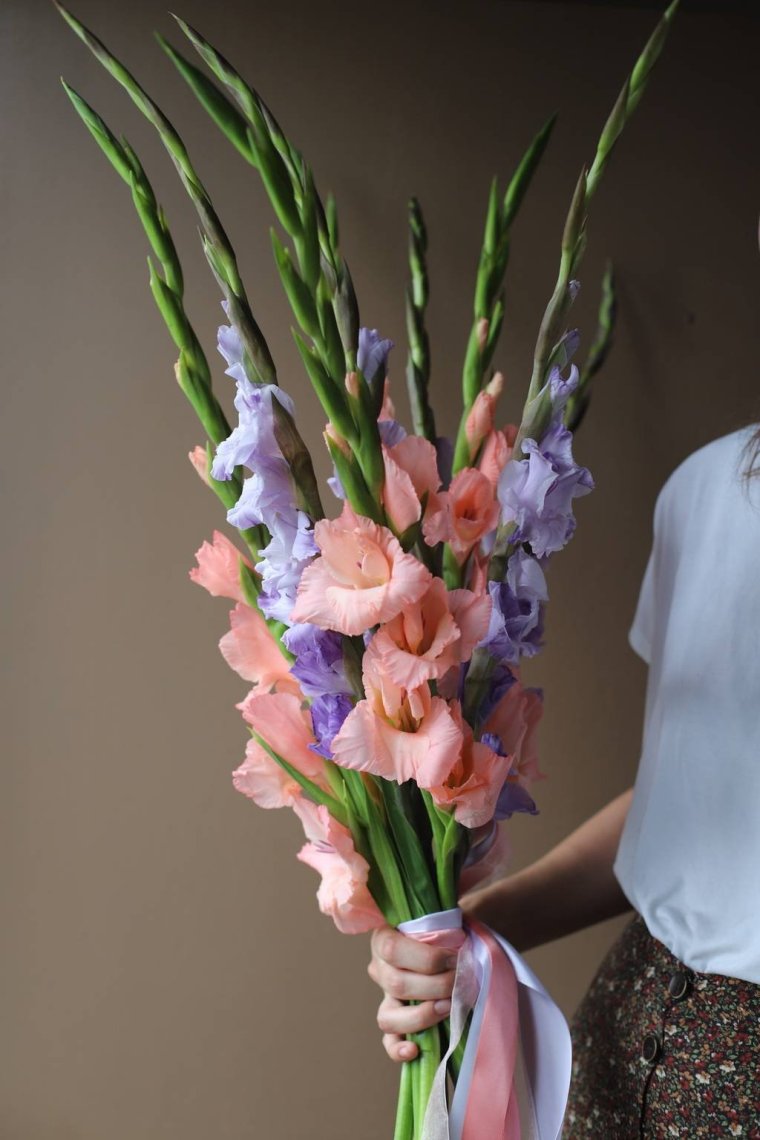 Букет белые гладиолусы