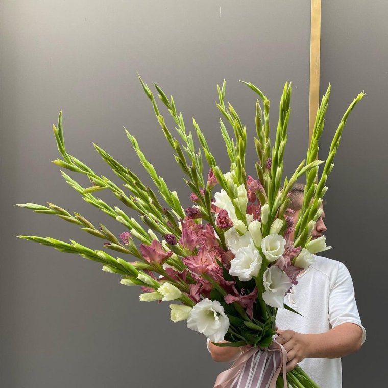 Букет из розовых гладиолусов и роз