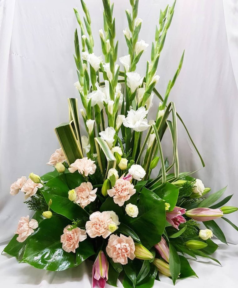 Хризантемы с гладиолусами