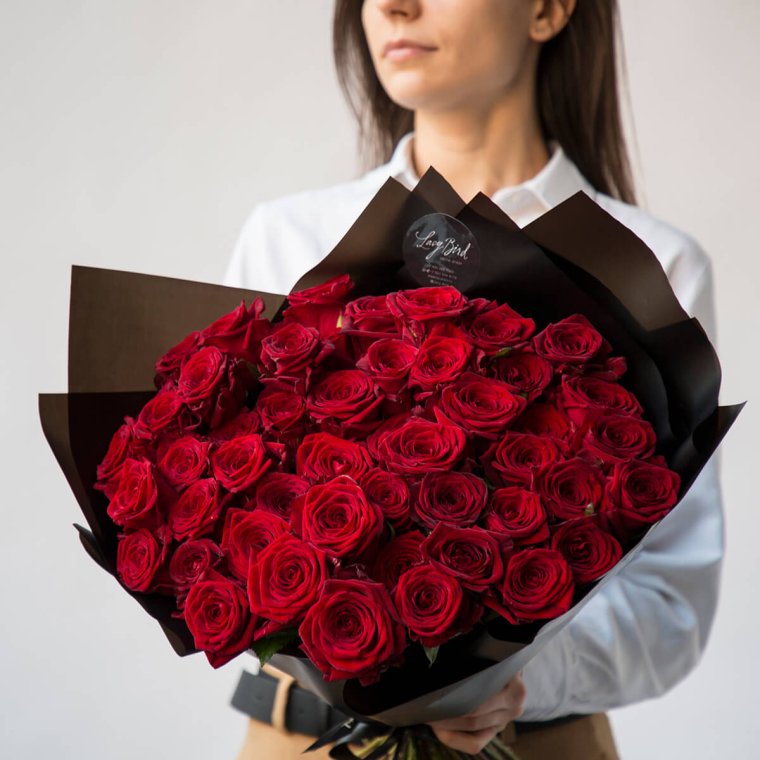 Букет 51 роза в руках