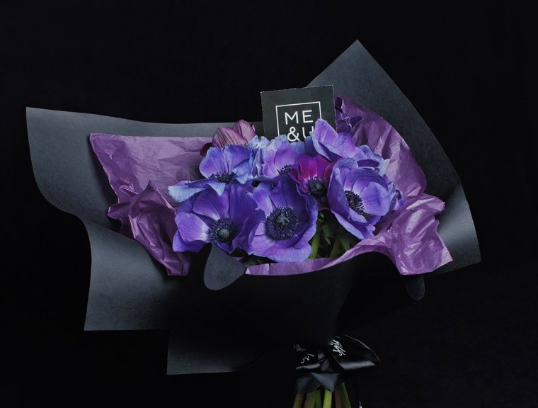 Монохромные букеты в чёрной упаковке