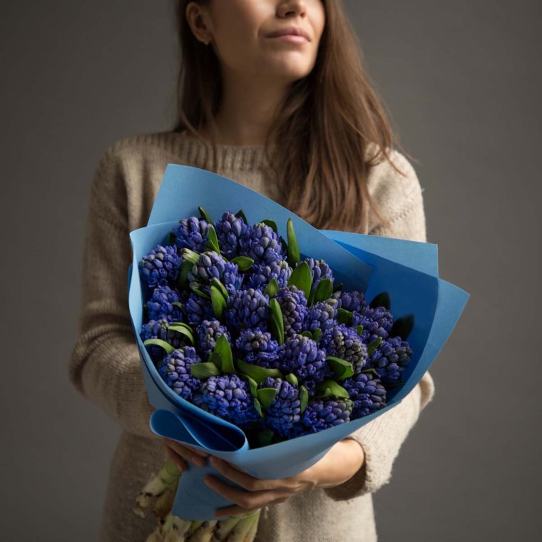 Букет с синими гиацинтами