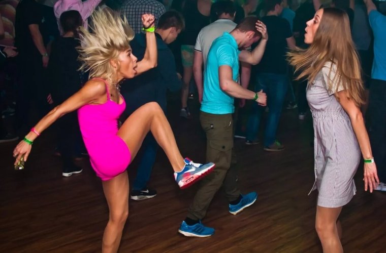 Девушка смешно танцует