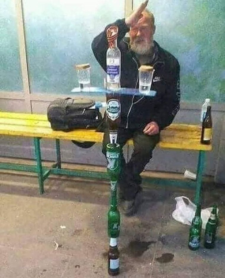 Смешной алкаш с бутылкой
