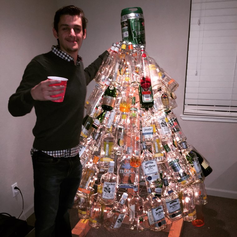 Парень с бутылкой вина