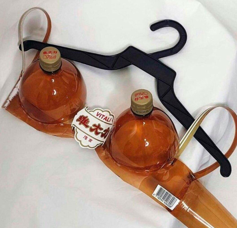 Человек с большой бутылкой