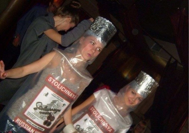 Лягушка с бутылкой