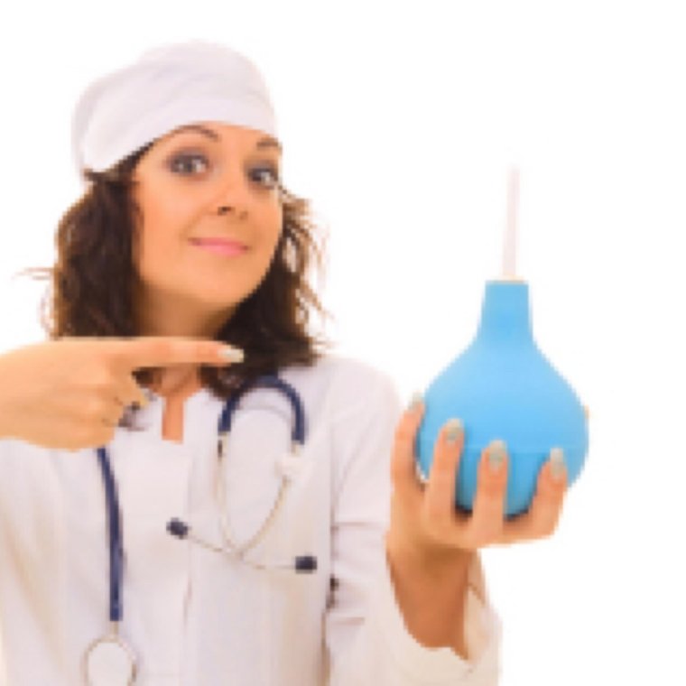 Доктор с клизмой в руке