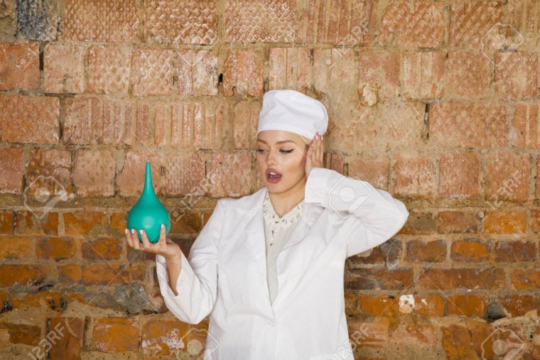 Красивая медсестра с клизмой