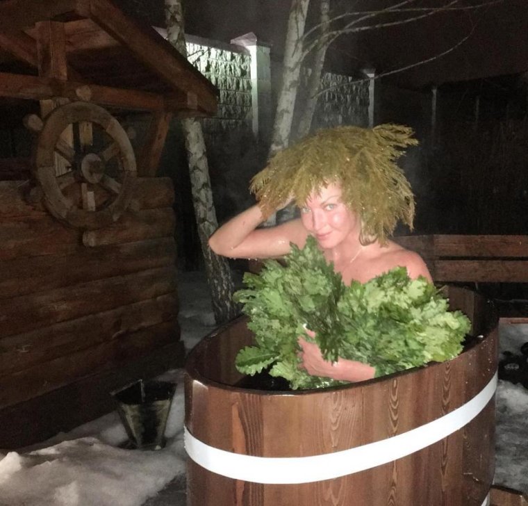 Девушка с веником