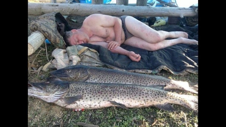 Женщина рыбачит на лодке