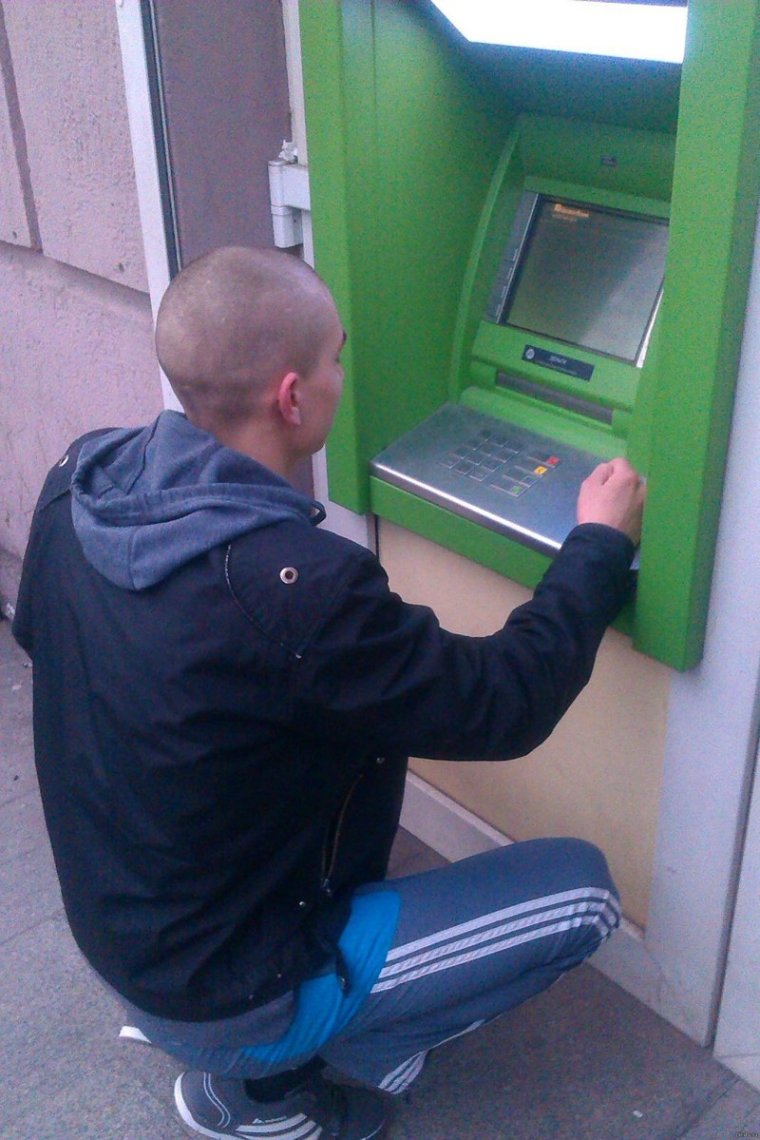 На коленях перед банкоматом