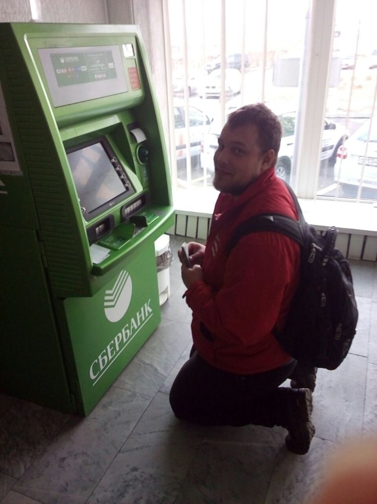 Мужчина у банкомата