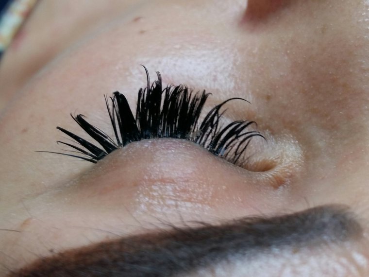 Нарощенные ресницы склейки