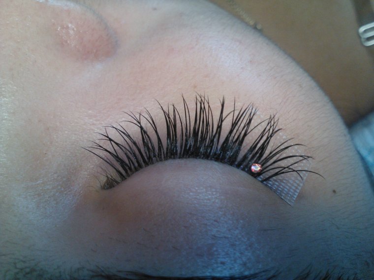 Нарощенные ресницы со стразами