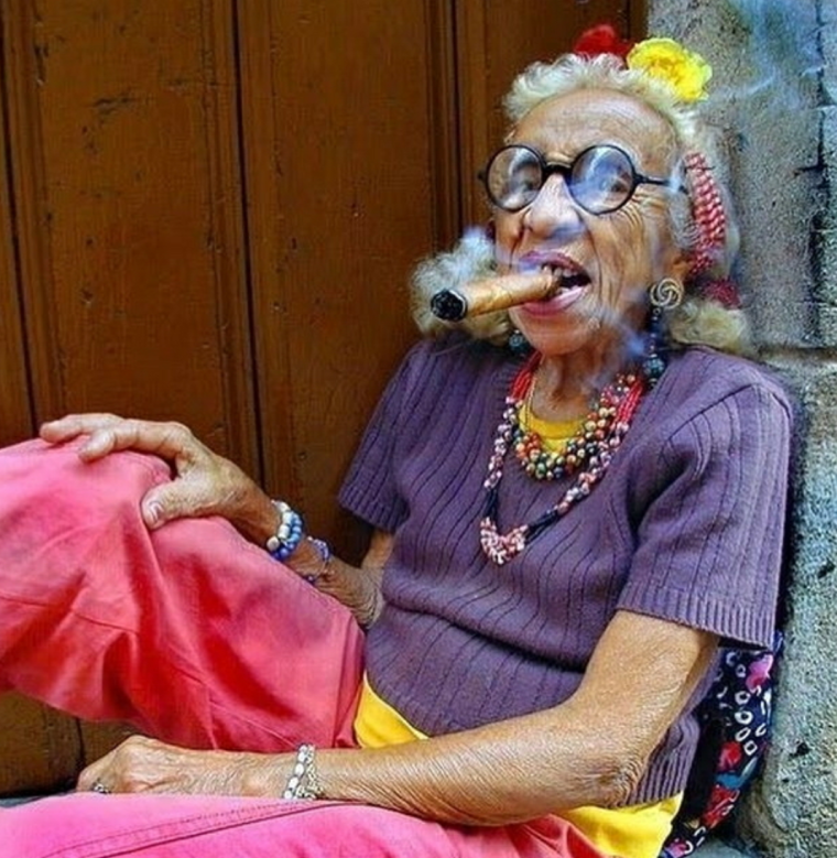 Бабушка с сигаретой