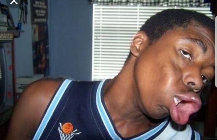 Негр целует