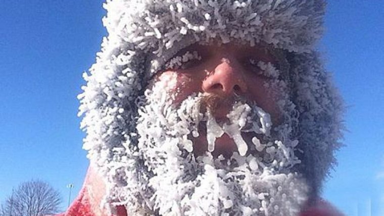 Человек с замерзшими волосами