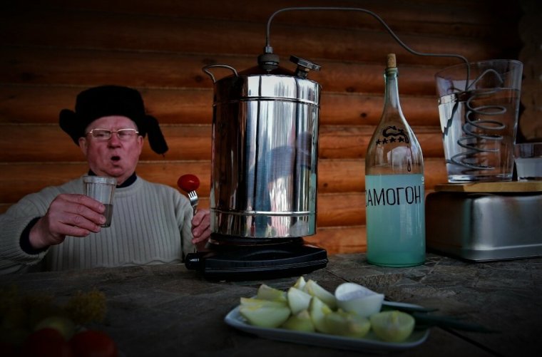 Дед с самогонным аппаратом