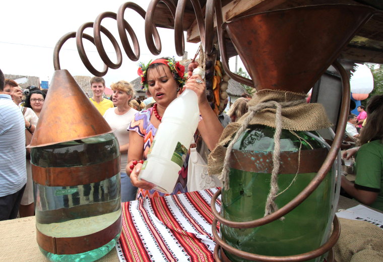 Баба с самогоном