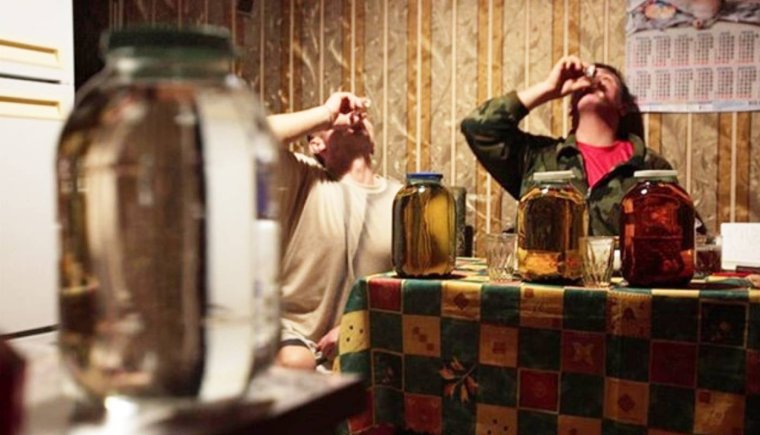 Мужики пьют самогон