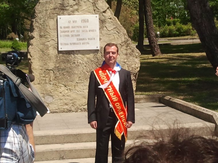 Дмитрий Медведев в лагере петушок