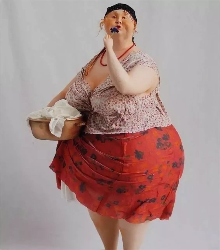 Жирная женщина в шортах