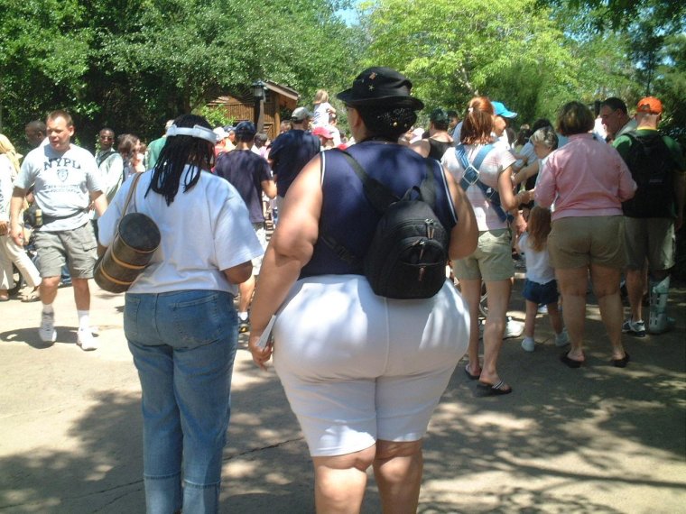 Толстые люди в нелепой одежде