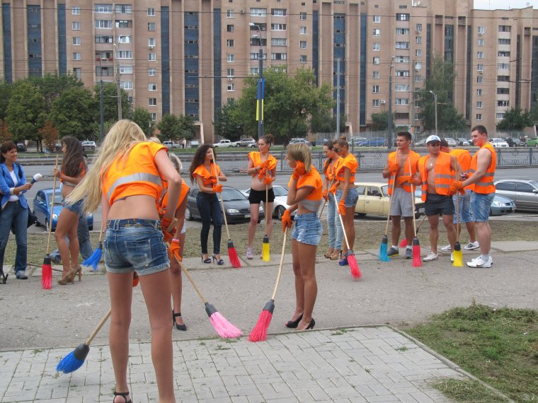 Девушки на субботнике