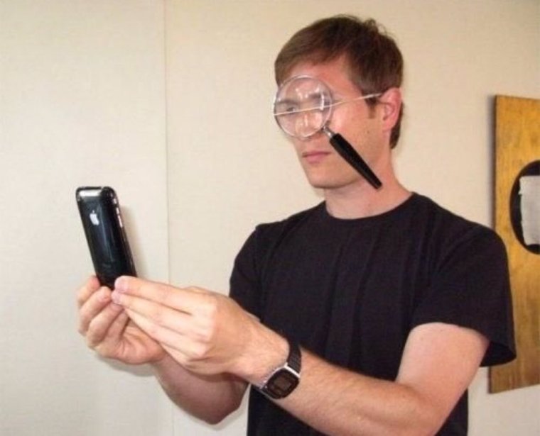 Очкарик с телефоном