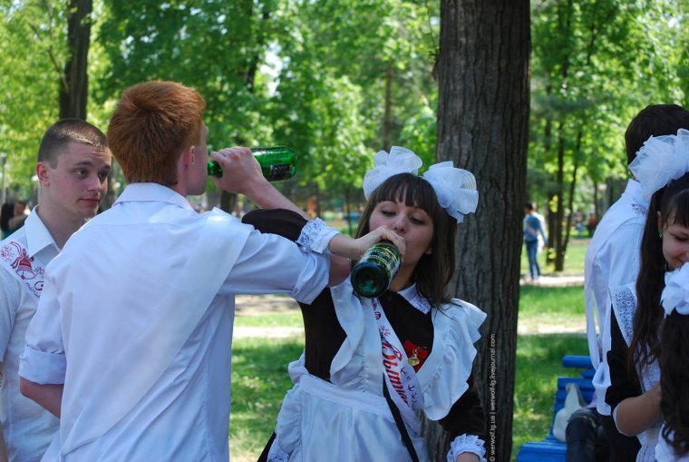 Школьники выпускной