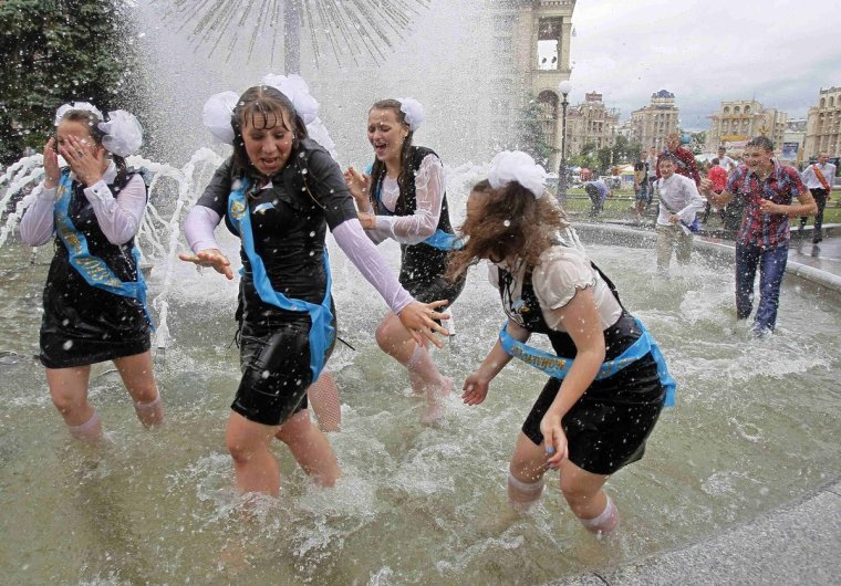 Школьники в фонтане