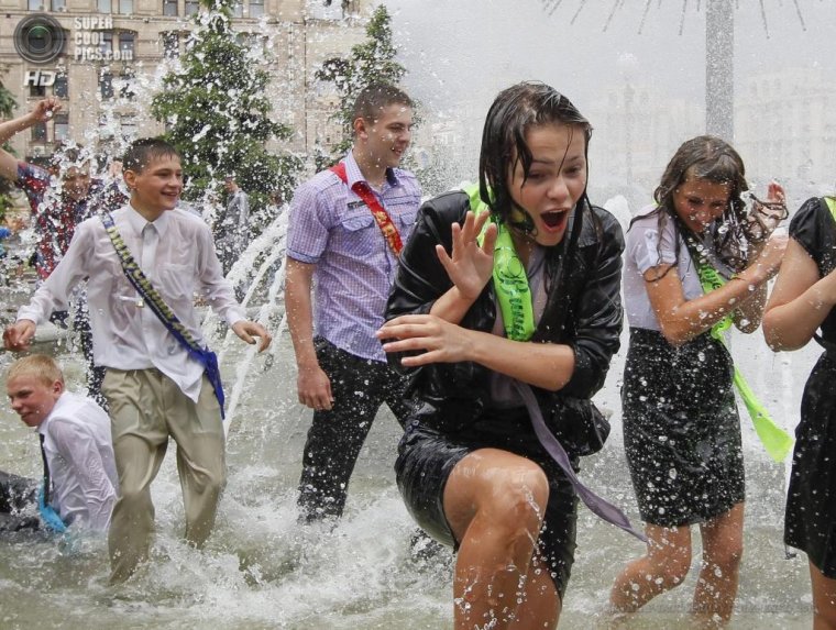 Купание в фонтанах выпускников