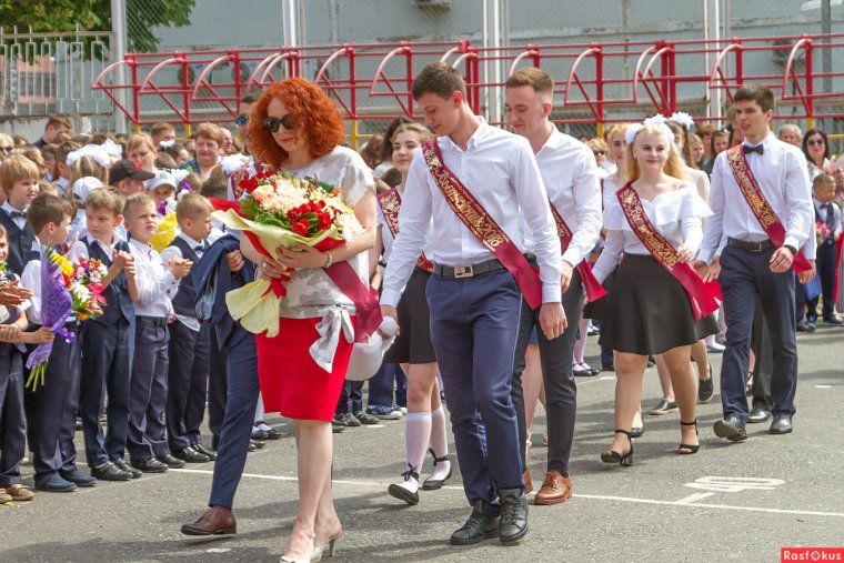 Учитель с выпускниками