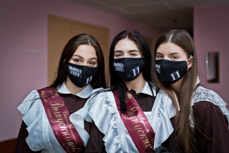 Медицинские маски на выпускной