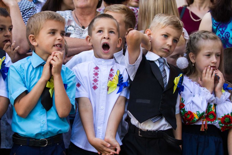 Первоклассник зевает