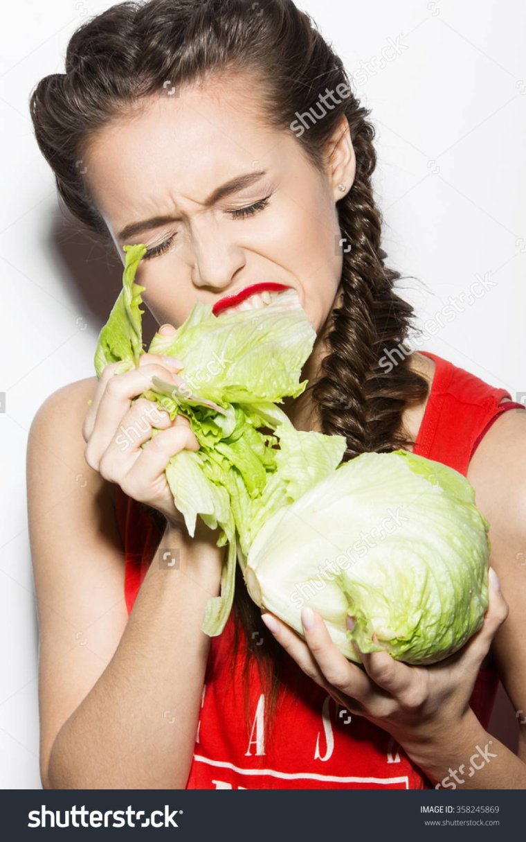 Девушка ест капусту