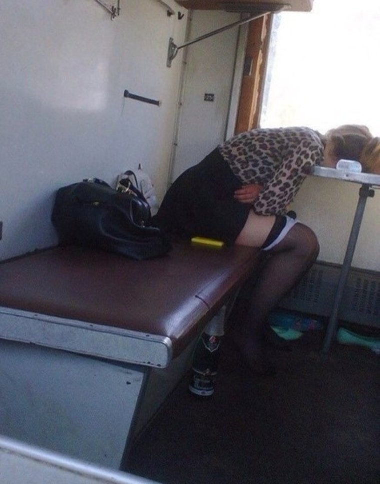 Девушки в плацкартном вагоне