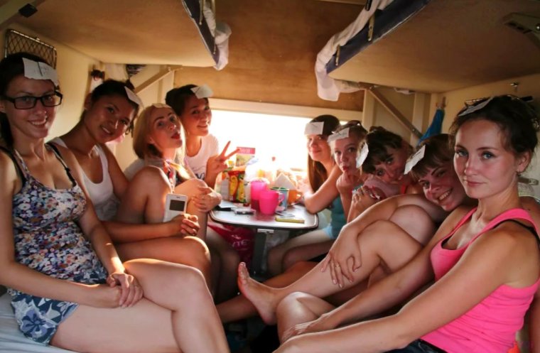 Девушки в плацкарте