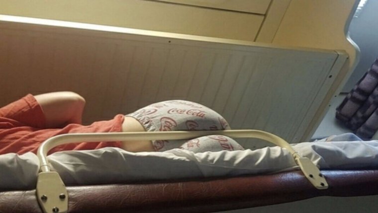 Девочка в поезде на полке